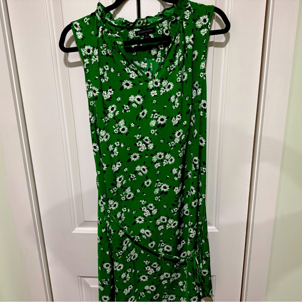 41 Hawthorn Green and White Floral Top